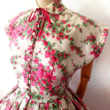 Charger l'image dans la galerie, 1950s - Stunning French Couture Floral Dress - W27 (68cm)