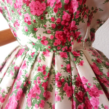Charger l'image dans la galerie, 1950s - Stunning French Couture Floral Dress - W27 (68cm)
