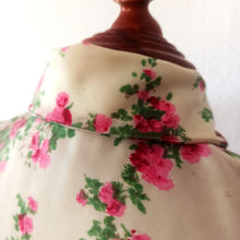 Charger l'image dans la galerie, 1950s - Stunning French Couture Floral Dress - W27 (68cm)
