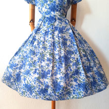 Charger l'image dans la galerie, 1950s - Gorgeous French Floral Satin Dress - W29 (74cm)