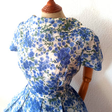 Charger l'image dans la galerie, 1950s - Gorgeous French Floral Satin Dress - W29 (74cm)