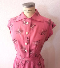 Cargar imagen en el visor de la galería, 1940s - Impressions de Lyon, France - Beautiful Pink Rayon Dress - W30 (76cm)