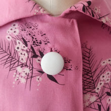 Cargar imagen en el visor de la galería, 1940s - Impressions de Lyon, France - Beautiful Pink Rayon Dress - W30 (76cm)
