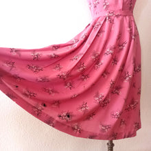 Cargar imagen en el visor de la galería, 1940s - Impressions de Lyon, France - Beautiful Pink Rayon Dress - W30 (76cm)