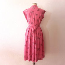 Cargar imagen en el visor de la galería, 1940s - Impressions de Lyon, France - Beautiful Pink Rayon Dress - W30 (76cm)