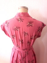 Cargar imagen en el visor de la galería, 1940s - Impressions de Lyon, France - Beautiful Pink Rayon Dress - W30 (76cm)