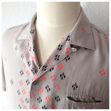 Charger l'image dans la galerie, 1950s - Glentop, USA - R&R Diamonds Rayon Shirt - Sz. Large
