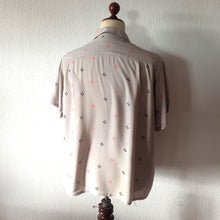 Charger l'image dans la galerie, 1950s - Glentop, USA - R&R Diamonds Rayon Shirt - Sz. Large