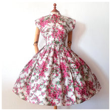 Charger l'image dans la galerie, 1950s - Stunning French Couture Floral Dress - W27 (68cm)