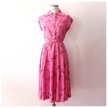 Cargar imagen en el visor de la galería, 1940s - Impressions de Lyon, France - Beautiful Pink Rayon Dress - W30 (76cm)