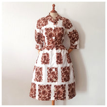 Charger l'image dans la galerie, 1950s - Stunning Brown Roseprint Cotton Dress - W29 (74cm)