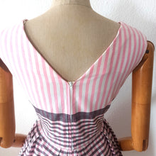 Charger l'image dans la galerie, 1950s 1960s - Adorable Grey & Pink Cotton Dress - W29 (74cm)