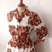 Charger l'image dans la galerie, 1950s - Stunning Brown Roseprint Cotton Dress - W29 (74cm)