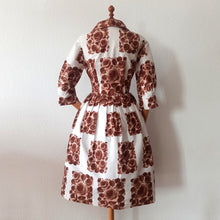 Charger l'image dans la galerie, 1950s - Stunning Brown Roseprint Cotton Dress - W29 (74cm)