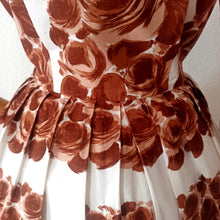 Charger l'image dans la galerie, 1950s - Stunning Brown Roseprint Cotton Dress - W29 (74cm)