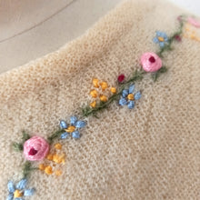 Charger l'image dans la galerie, 1950s - Adorable Cream Handembroidered Wool Cardigan - Sz. S/M