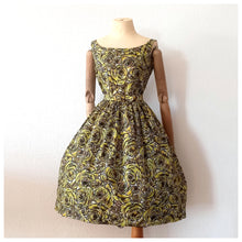 Laden Sie das Bild in den Galerie-Viewer, 1950s 1960s - PARIS - Stunning Abstract Roseprint Dress - W24.5 (62cm)