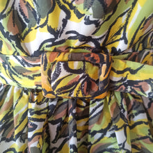 Laden Sie das Bild in den Galerie-Viewer, 1950s 1960s - PARIS - Stunning Abstract Roseprint Dress - W24.5 (62cm)