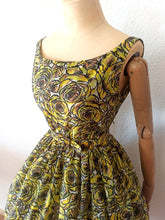 Laden Sie das Bild in den Galerie-Viewer, 1950s 1960s - PARIS - Stunning Abstract Roseprint Dress - W24.5 (62cm)