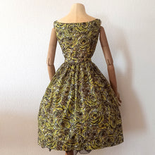 Laden Sie das Bild in den Galerie-Viewer, 1950s 1960s - PARIS - Stunning Abstract Roseprint Dress - W24.5 (62cm)