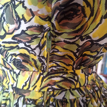 Laden Sie das Bild in den Galerie-Viewer, 1950s 1960s - PARIS - Stunning Abstract Roseprint Dress - W24.5 (62cm)