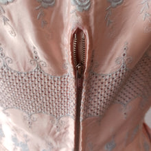 Charger l'image dans la galerie, 1950s - Exquisite Pink Pale Embroidery Roses Dress - W25 (64cm)