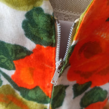 Charger l'image dans la galerie, 1950s - Spectacular Orange Roses Cotton Dress - W29 (74cm)