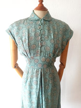Cargar imagen en el visor de la galería, 1940s - Gorgeous Abstract Teal Silk Dress - W27.5 (70cm)
