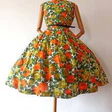 Charger l'image dans la galerie, 1950s - Spectacular Orange Roses Cotton Dress - W29 (74cm)