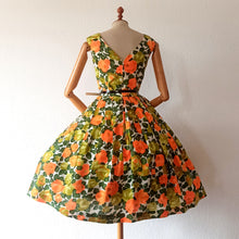 Charger l'image dans la galerie, 1950s - Spectacular Orange Roses Cotton Dress - W29 (74cm)