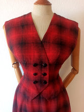 Cargar imagen en el visor de la galería, 1940s - Rare Shadow Plaid Waistcoat & Skirt Wool Set - W27/28 (68/70cm)
