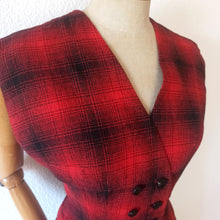 Cargar imagen en el visor de la galería, 1940s - Rare Shadow Plaid Waistcoat & Skirt Wool Set - W27/28 (68/70cm)