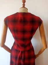 Cargar imagen en el visor de la galería, 1940s - Rare Shadow Plaid Waistcoat & Skirt Wool Set - W27/28 (68/70cm)