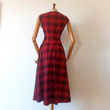 Cargar imagen en el visor de la galería, 1940s - Rare Shadow Plaid Waistcoat & Skirt Wool Set - W27/28 (68/70cm)