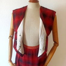 Cargar imagen en el visor de la galería, 1940s - Rare Shadow Plaid Waistcoat & Skirt Wool Set - W27/28 (68/70cm)
