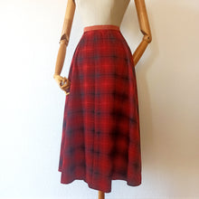 Cargar imagen en el visor de la galería, 1940s - Rare Shadow Plaid Waistcoat & Skirt Wool Set - W27/28 (68/70cm)