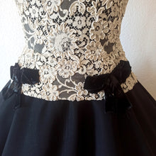 Charger l'image dans la galerie, 1950s - Stunning Black & White Lace Dress - W31 (78cm)