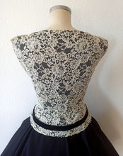 Charger l'image dans la galerie, 1950s - Stunning Black & White Lace Dress - W31 (78cm)
