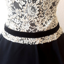 Charger l'image dans la galerie, 1950s - Stunning Black & White Lace Dress - W31 (78cm)