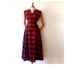 Cargar imagen en el visor de la galería, 1940s - Rare Shadow Plaid Waistcoat & Skirt Wool Set - W27/28 (68/70cm)