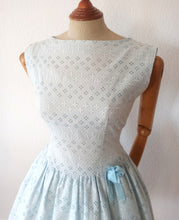 Charger l'image dans la galerie, 1950s 1960s - Adroable Baby Blue Cotton Lace Dress - W28.5 (72cm)