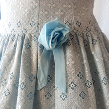 Charger l'image dans la galerie, 1950s 1960s - Adroable Baby Blue Cotton Lace Dress - W28.5 (72cm)