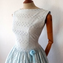 Charger l'image dans la galerie, 1950s 1960s - Adroable Baby Blue Cotton Lace Dress - W28.5 (72cm)