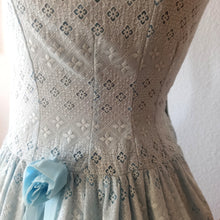 Charger l'image dans la galerie, 1950s 1960s - Adroable Baby Blue Cotton Lace Dress - W28.5 (72cm)