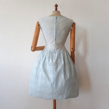 Charger l'image dans la galerie, 1950s 1960s - Adroable Baby Blue Cotton Lace Dress - W28.5 (72cm)