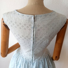 Charger l'image dans la galerie, 1950s 1960s - Adroable Baby Blue Cotton Lace Dress - W28.5 (72cm)