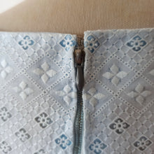 Charger l'image dans la galerie, 1950s 1960s - Adroable Baby Blue Cotton Lace Dress - W28.5 (72cm)