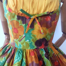 Charger l'image dans la galerie, 1950s - Stunning Abstract Floral Cotton Dress - W27.5 (68cm)