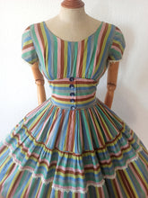 Charger l'image dans la galerie, 1950s - Jean Leslie Jrs., USA - Sweet Colors Striped Cotton Dress - W27 (68cm)