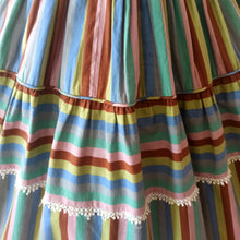 Charger l'image dans la galerie, 1950s - Jean Leslie Jrs., USA - Sweet Colors Striped Cotton Dress - W27 (68cm)